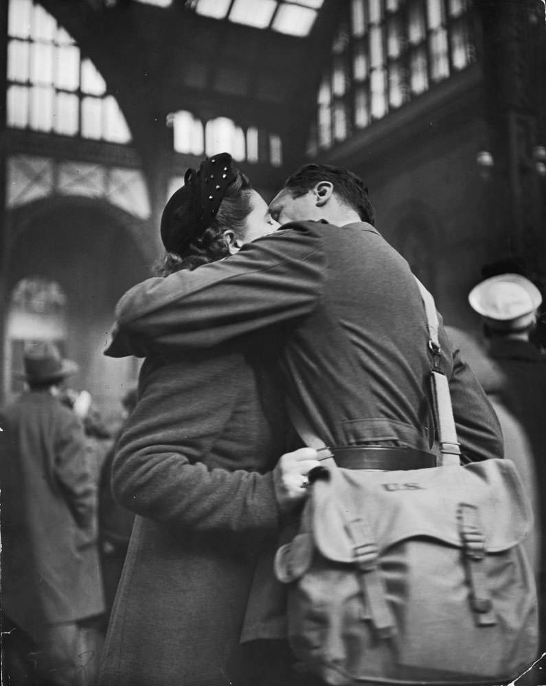 Departing Troops Saying Goodbye To Their Loved Ones At New York City'S Penn Station During Wwii, April 1943