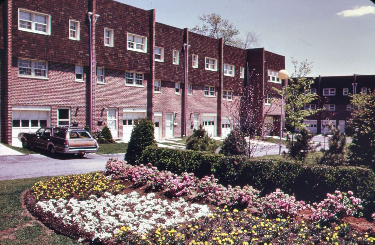 Yacht Club Cove On Staten Island: An &Amp;Quot;Environmental&Amp;Quot; Community Of Cluster Housing Around A Central Open Space Designed To Preserve Land Values, 1970S