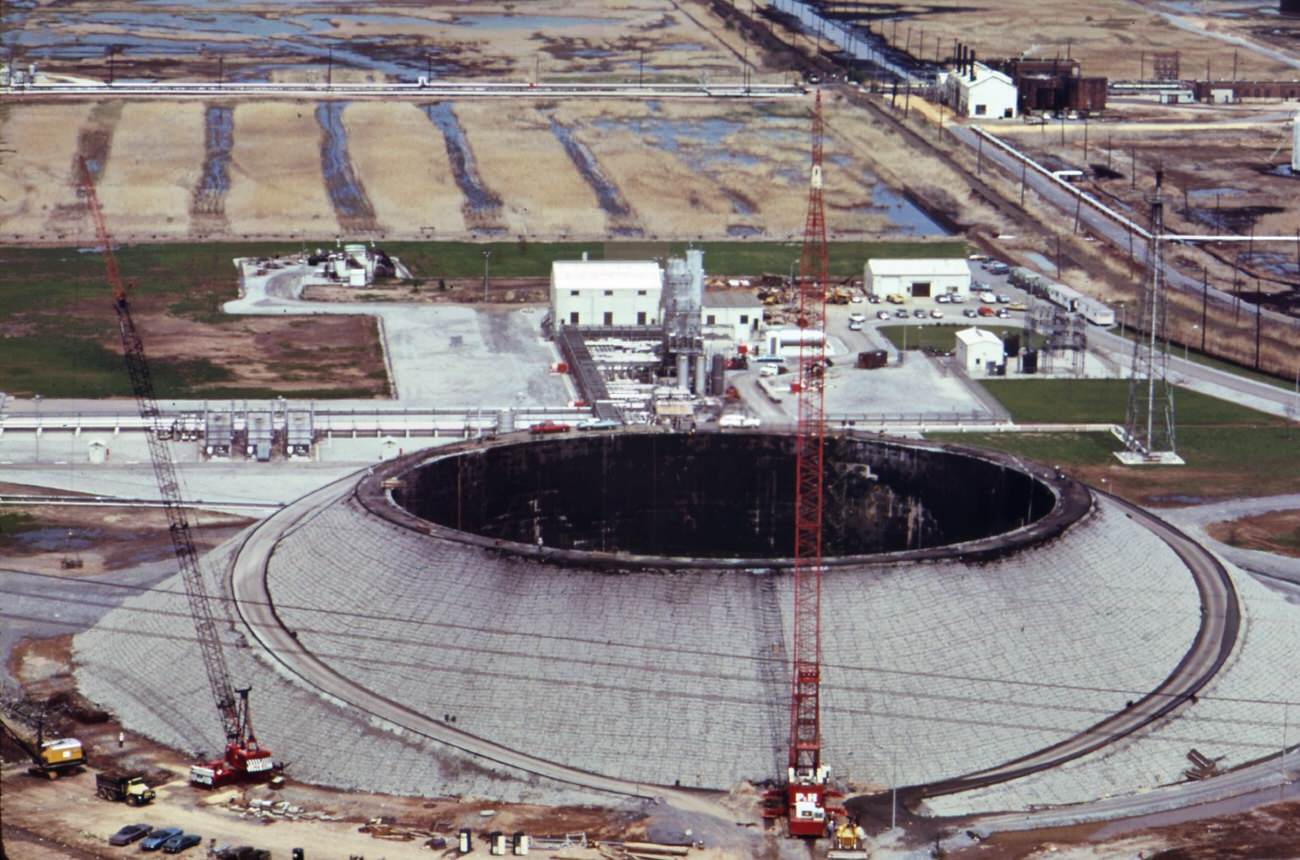 The Texas Eastern Gas Tank That Killed 41 Workmen When It Imploded In January 1973, Is Now Being Rebuilt Over The Protests Of New Jersey And Staten Island Residents. Staten Island, 1970S