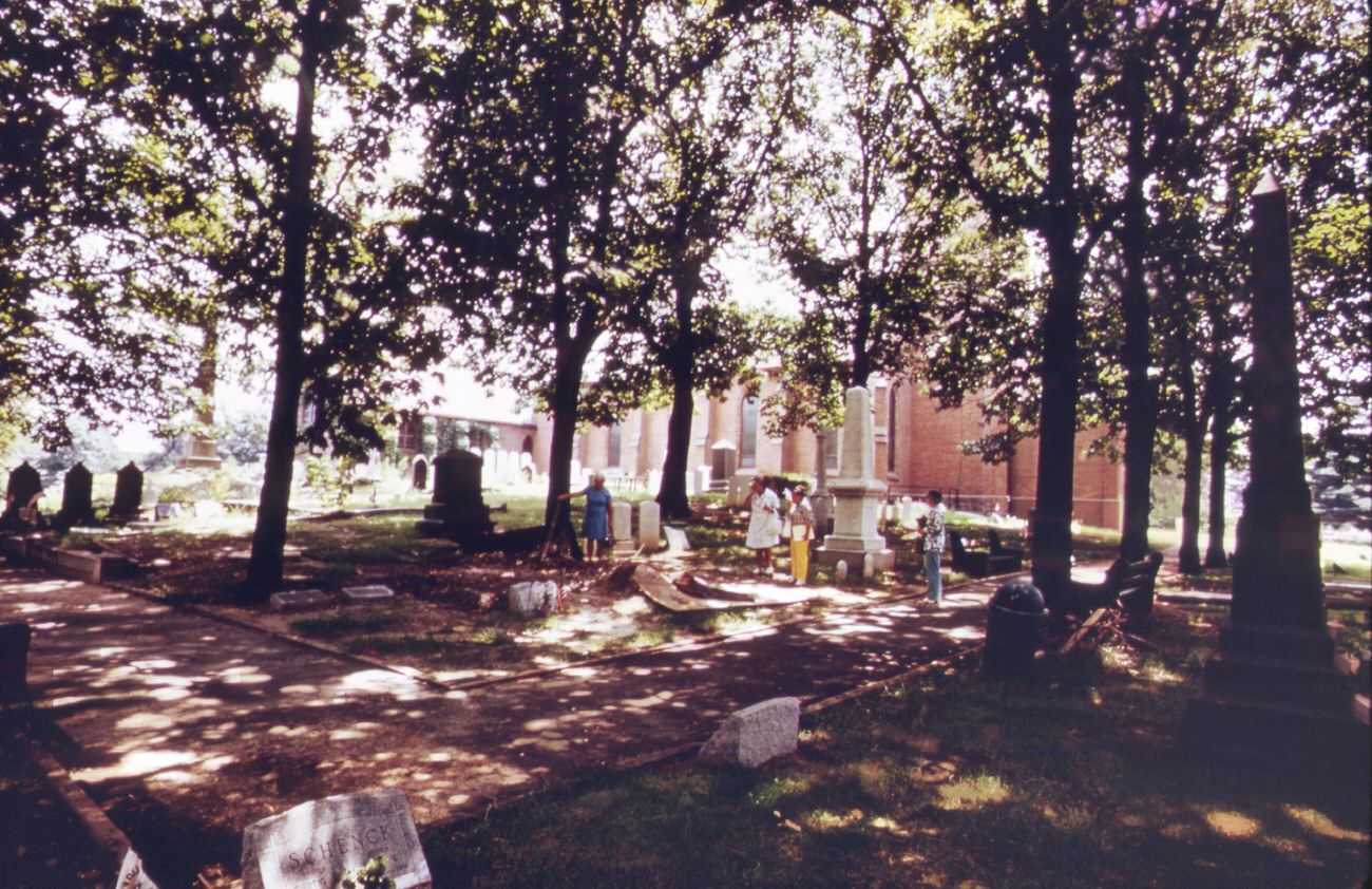 St. Peter'S Episcopal Church And Graveyard In Perth Amboy During The Revolutionary War This Historic Church, Originally Built In 1702, Was Bombarded By The British From Staten Island, 1970S