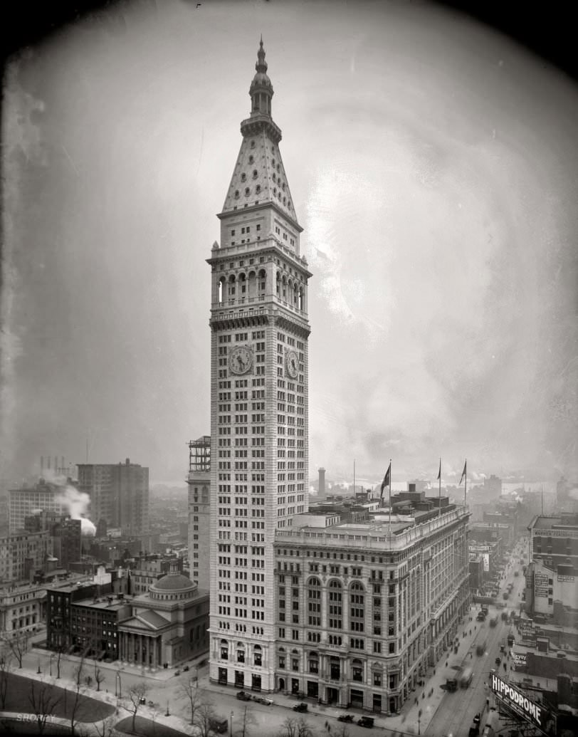 The Metropolitan Life Insurance Co. tower on a gray winter afternoon in Manhattan, 1909