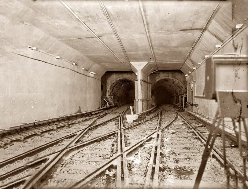 The Hudson &Amp;Amp; Manhattan Railroad Tunnels Under The Hudson River, Shortly After Their Opening In 1908. The Tunnels Were Used For The Path Train Service Between New Jersey And New York.