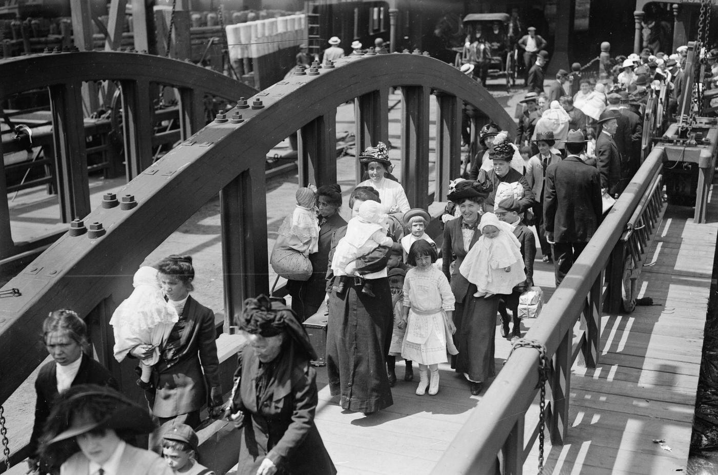 People Boarding The Ferry In Manhattan, New York City, 1900S