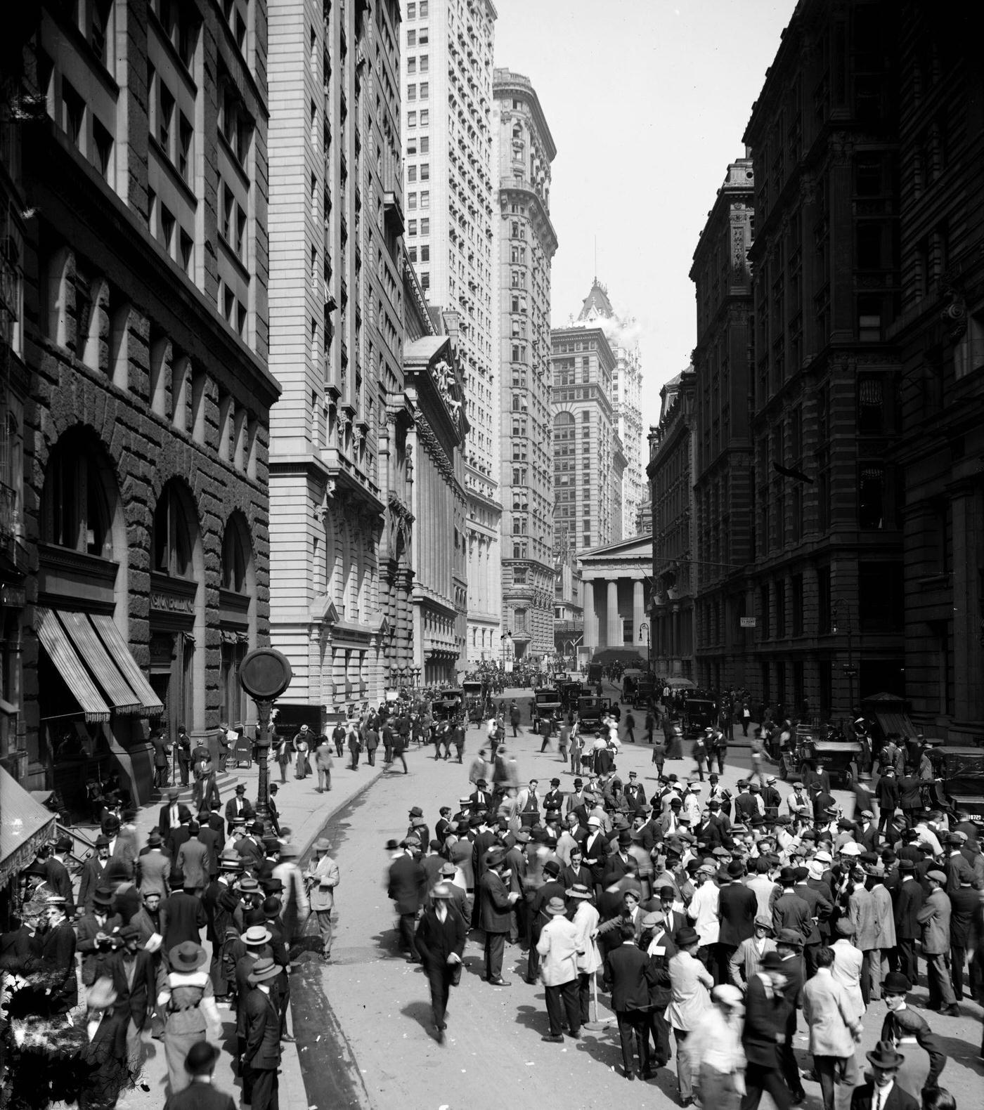 Curb Brokers Or Curbstone Brokers Trading On The Street Near Broad Street And Wall Street, New York City, 1915