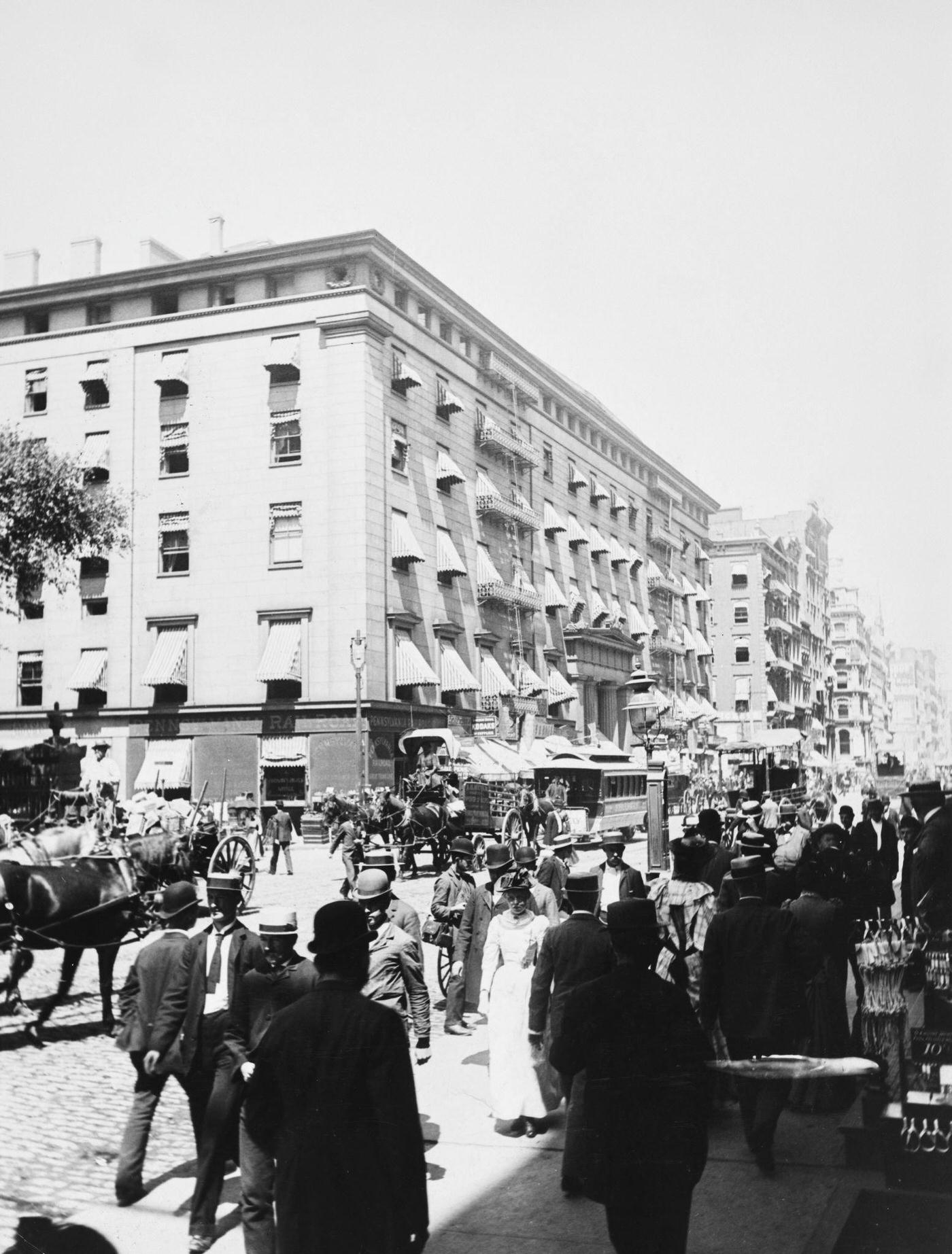 Traffic Outside The Astor House Hotel, 1914