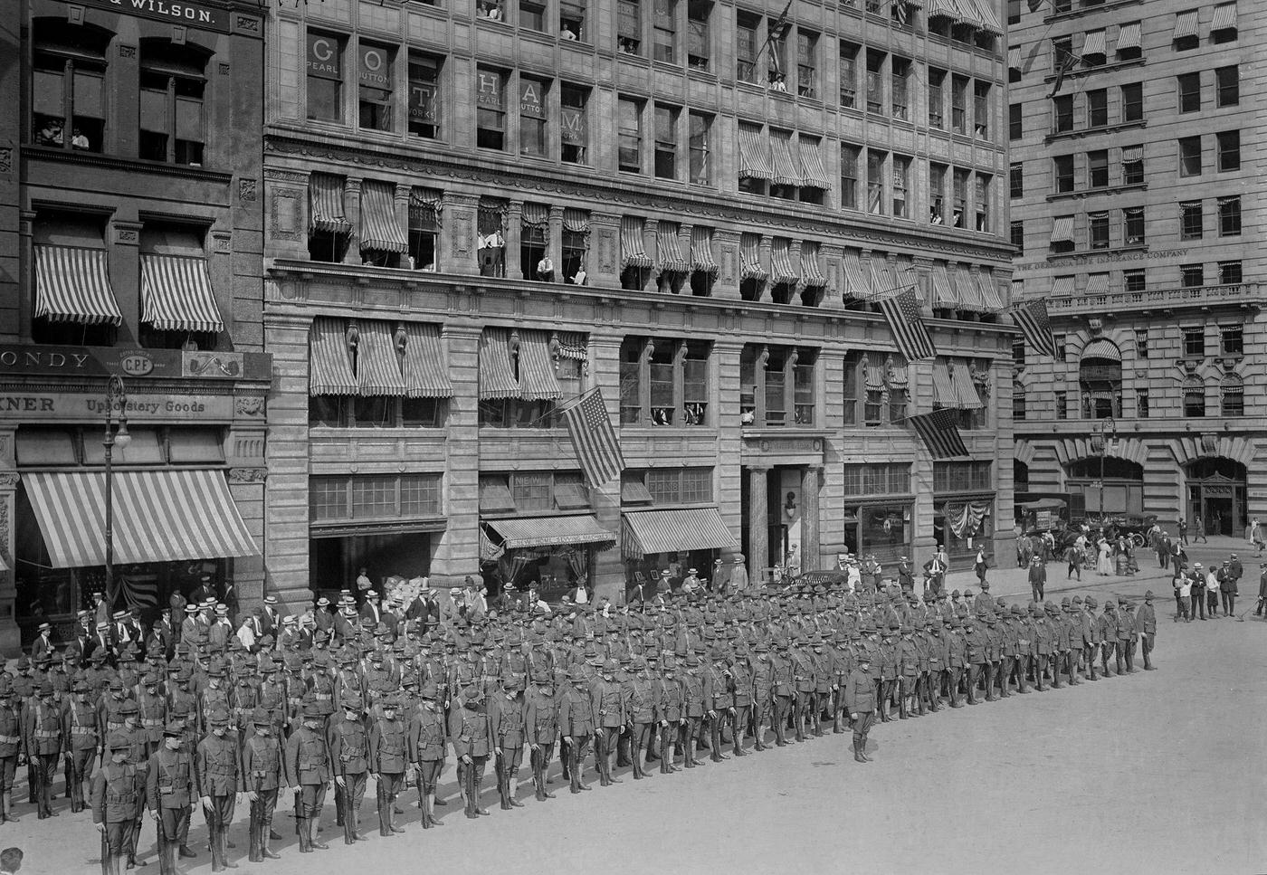 U.s. Army Coast Artillery Members In Front Of Everett Building, Union Square, New York City, 1915
