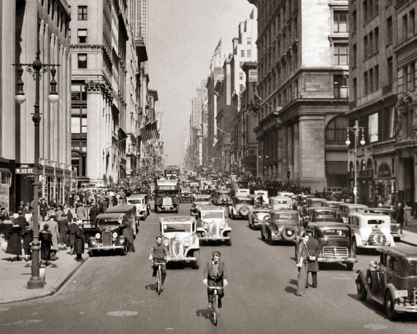 Fifth Avenue At 33Rd Street, Manhattan, 1920