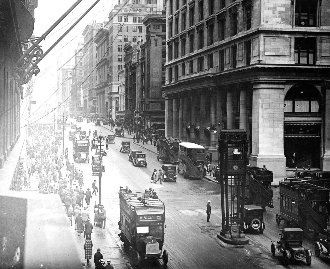 Fifth Avenue, Manhattan, 1920.