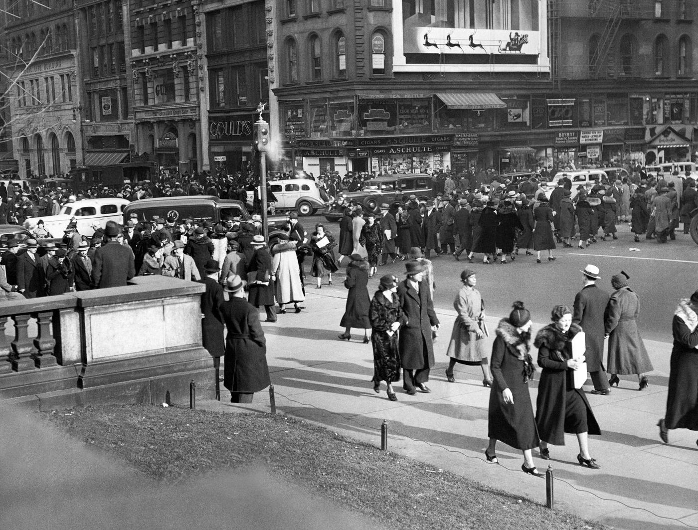 A Busy Intersection In Manhattan During The Holiday Season, Manhattan, 1937