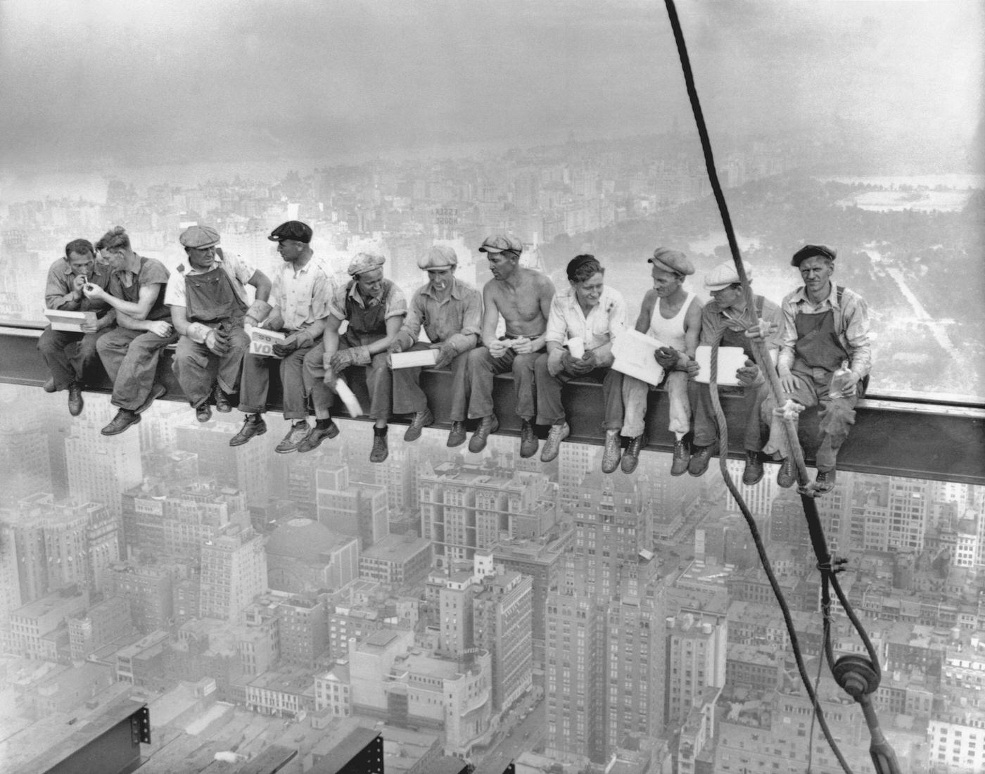 New York Construction Workers Lunching on a Crossbeam, RCA Building, Manhattan, 1932.