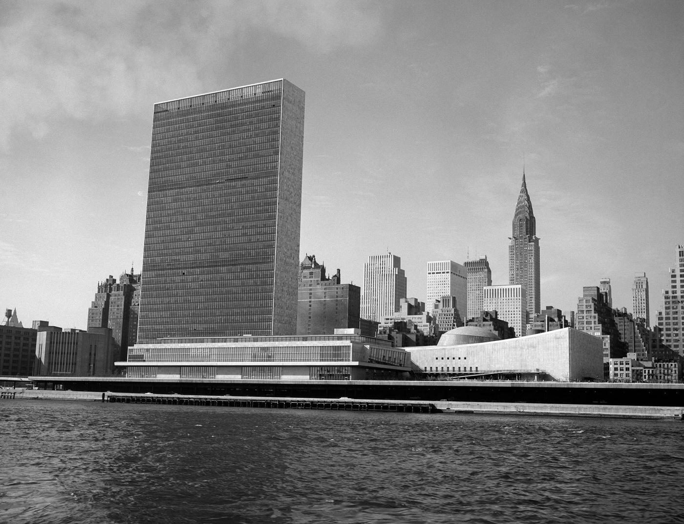 1950S View Of United Nations Building And New York City Skyline From East River, Manhattan, 1950S