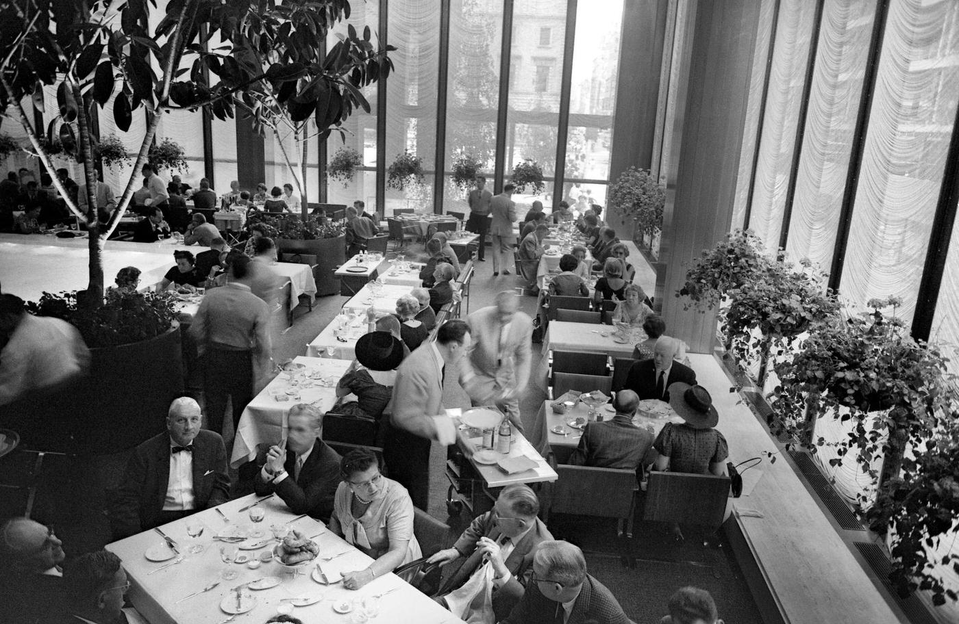 Tourists And Diners At The Four Seasons, Located In Seagrams Skyscraper On Park Avenue, Manhattan, 1959
