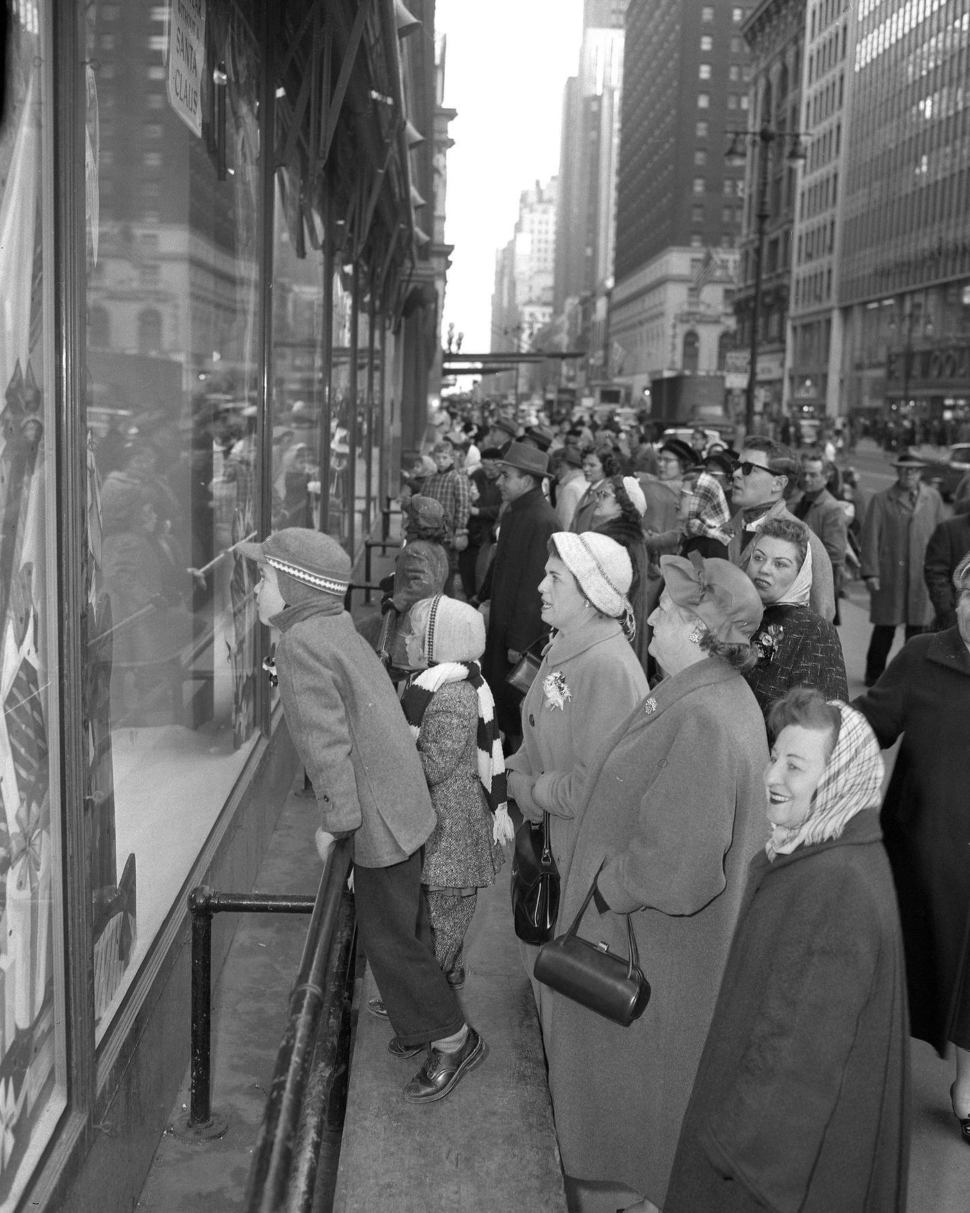 Christmas Crowds Window Shopping At Macy'S On 34Th St, Manhattan, 1955