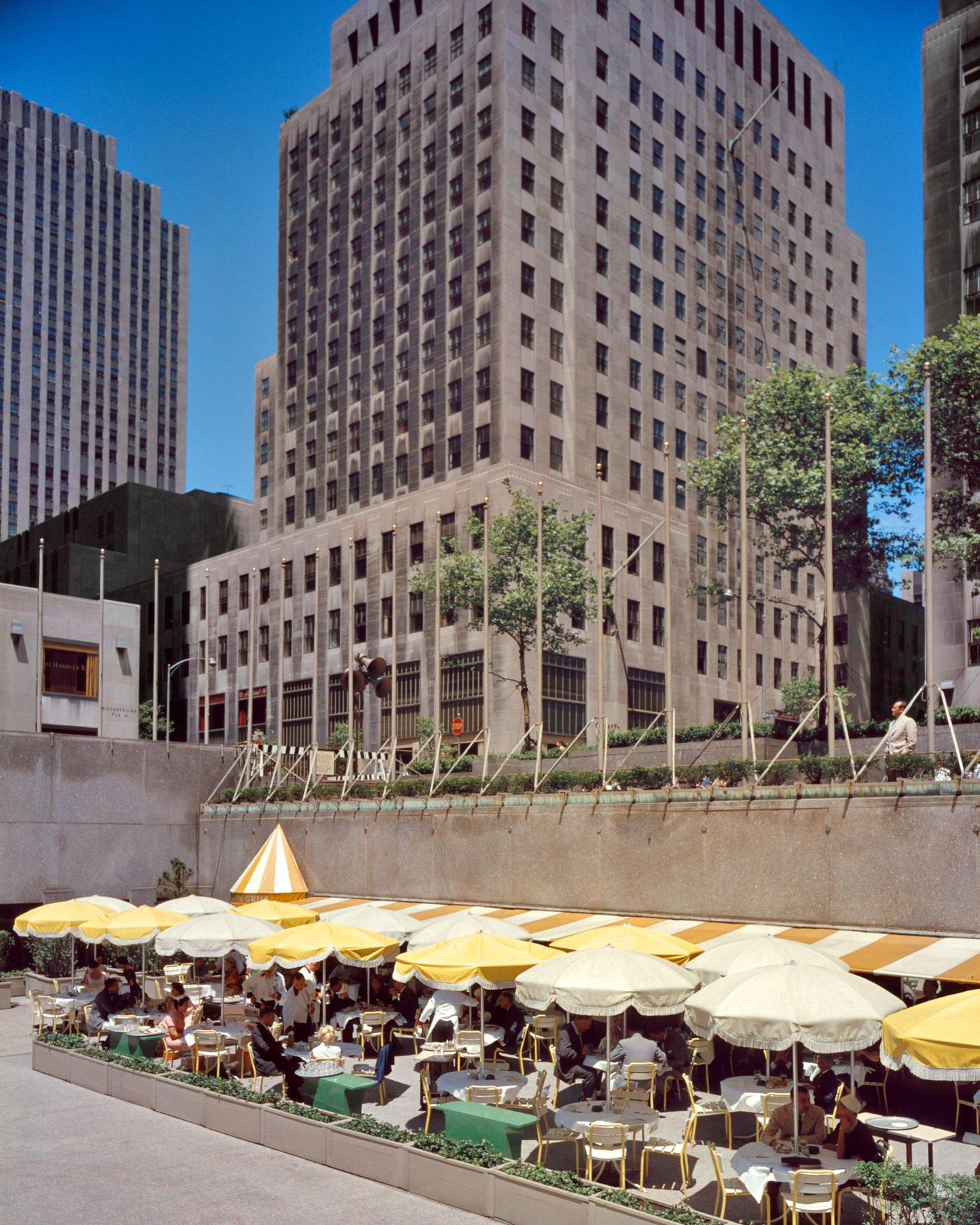 Outdoor Restaurant In Plaza Of Rockefeller Center, Manhattan, 1950S.
