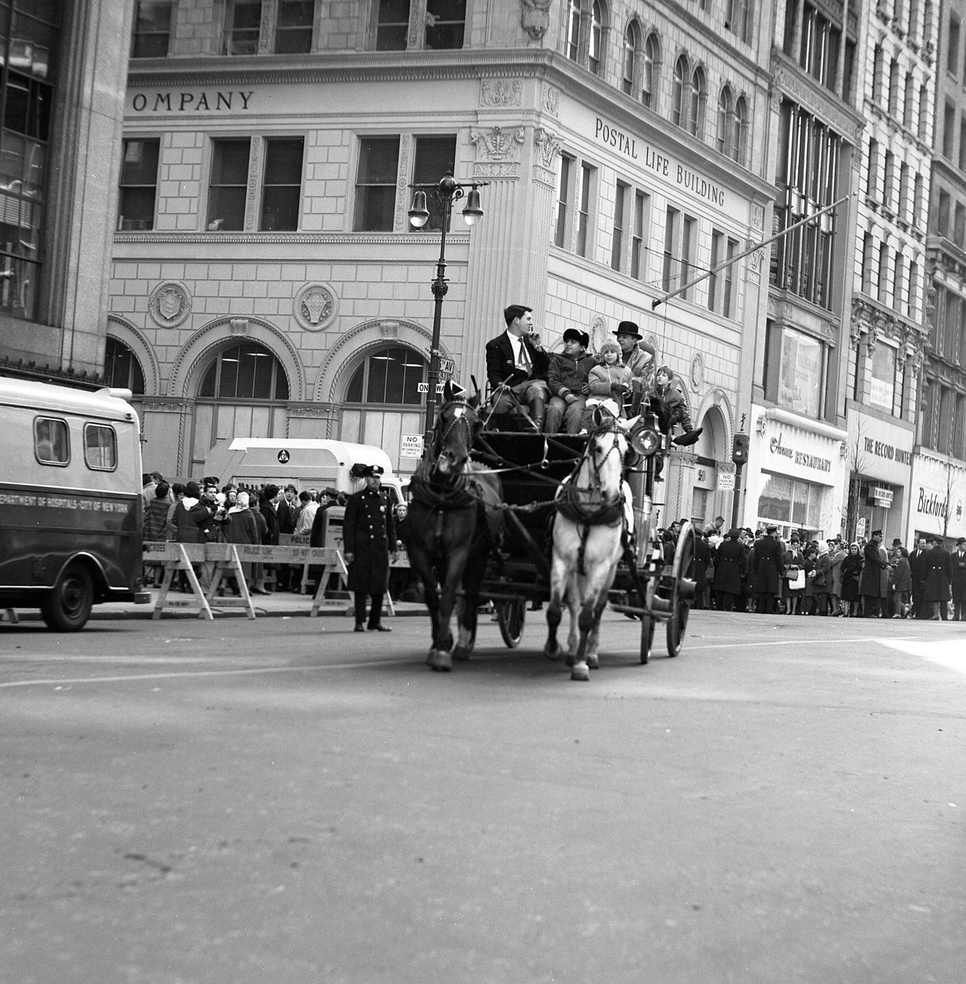 Horse &Amp;Amp; Carriage Ride Along 5Th Avenue, Manhattan, 1963