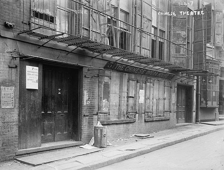 Chinese Theater, Doyers Street, Manhattan, 1900.