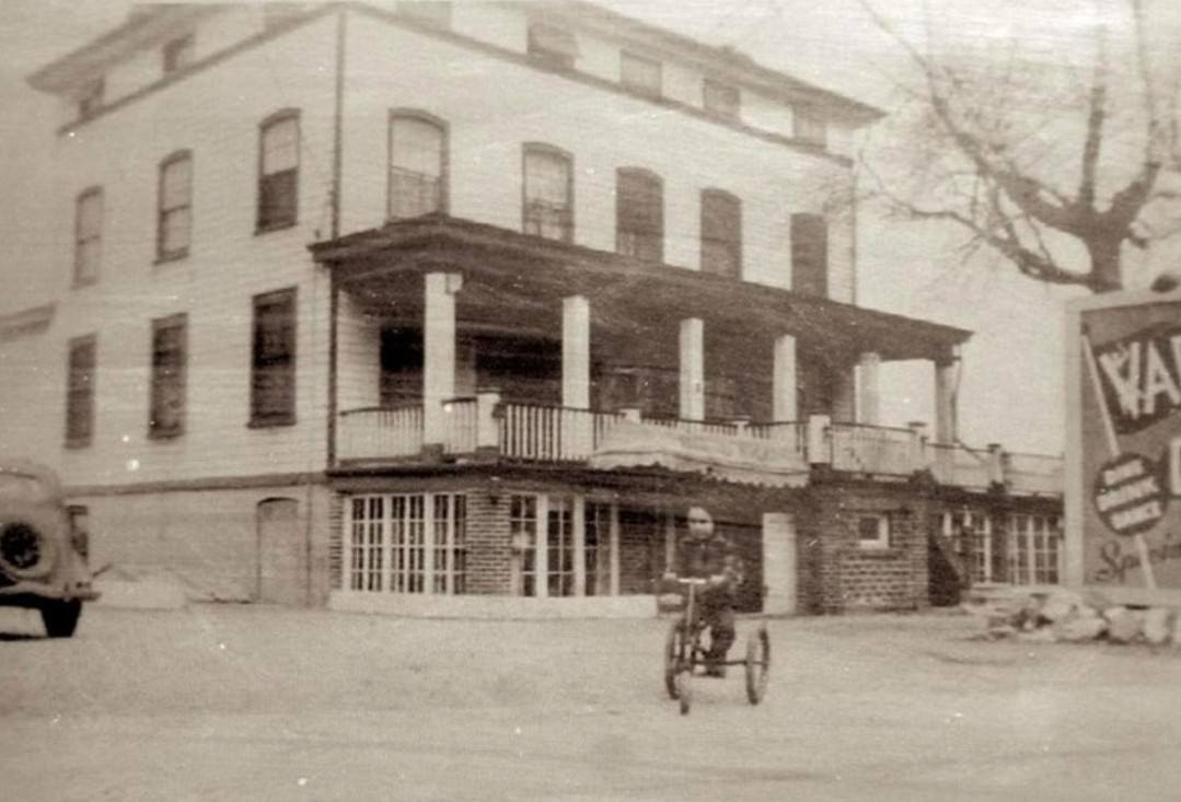 Great Kills Hotel, Pictured In 1947, Known As Fitzgerald'S In The 1930S.