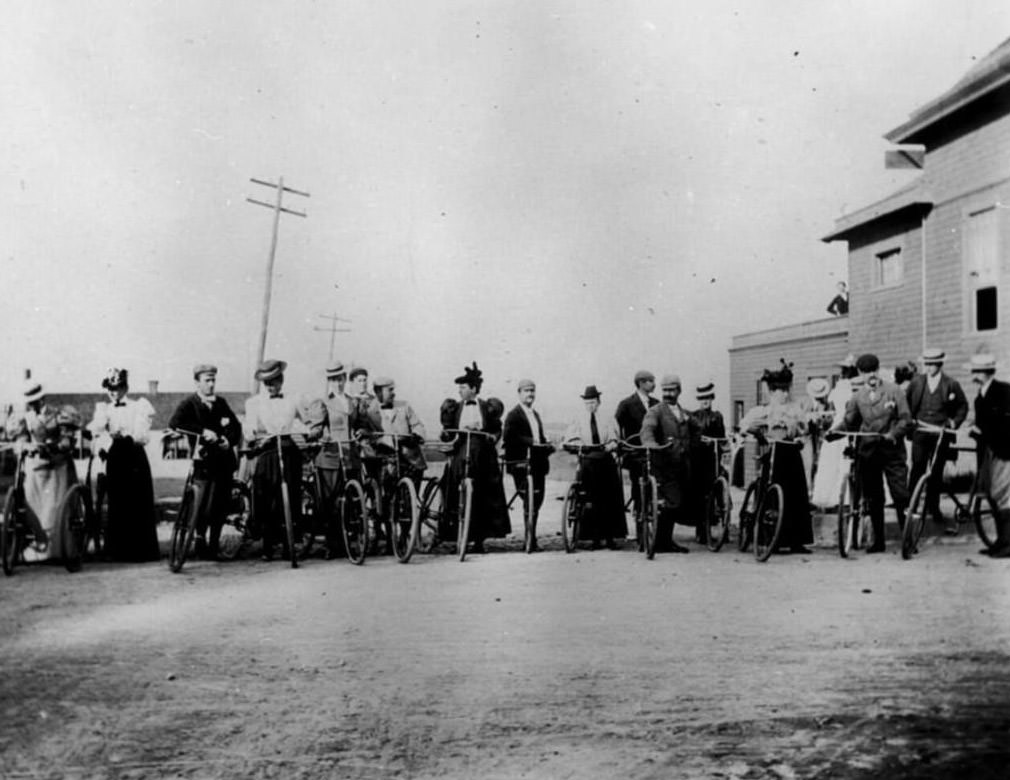 Staten Island Bicycle Club Goes For A Ride, 1895.
