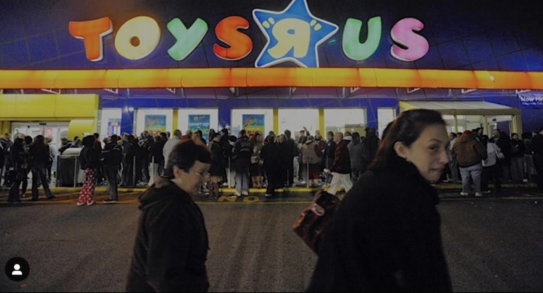 Holiday Shoppers Line Up Outside Toys-R-Us In New Springville To Take Advantage Of Black Friday Deals, 2009.