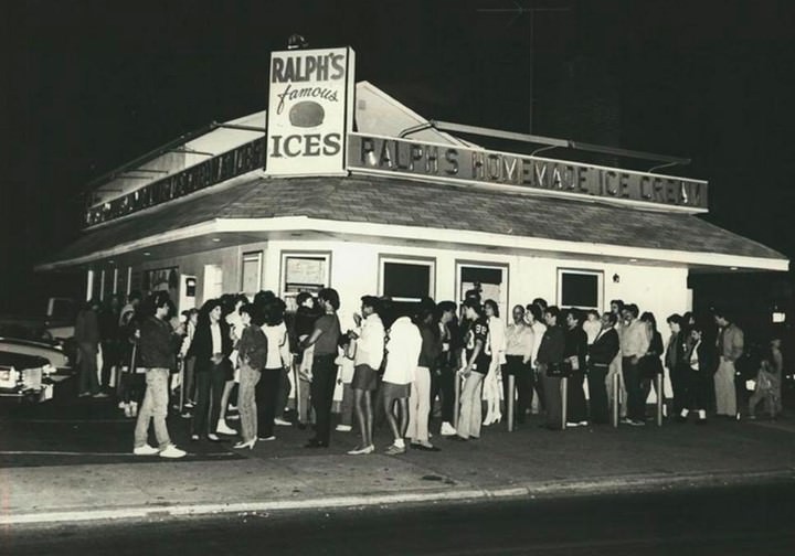 Customers Queue Up At Ralph'S Italian Ices In Port Richmond, The Original Location, 1985.