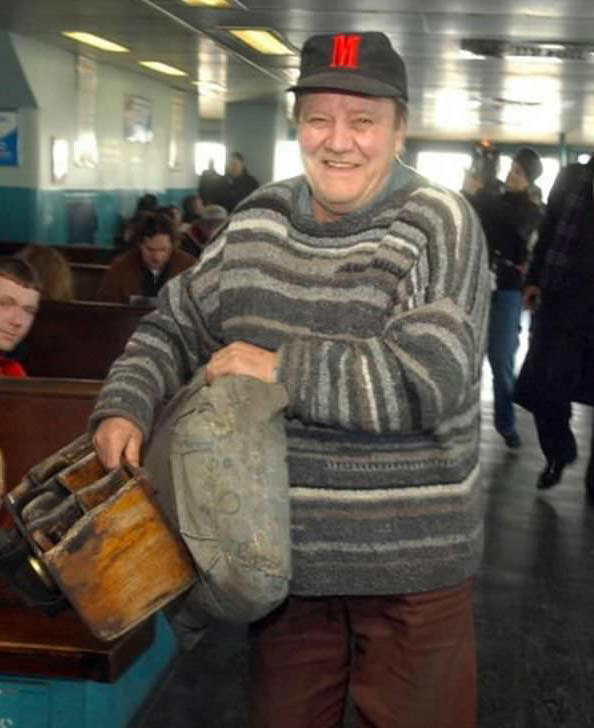 Carmine Rizzo, Staten Island Ferry Shoeshiner For Over 30 Years, Retired In 2004.