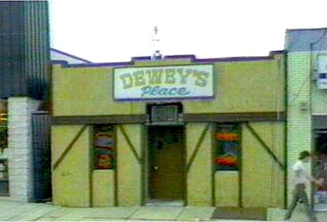 1371 Forest Avenue Has Been Home To Various Saloons, Including Dewey'S Place, Cullen'S Bar, Coady'S Emerald Bar, And Jimmy Breslin'S, Now Home To Mother Pugs, 1980S.