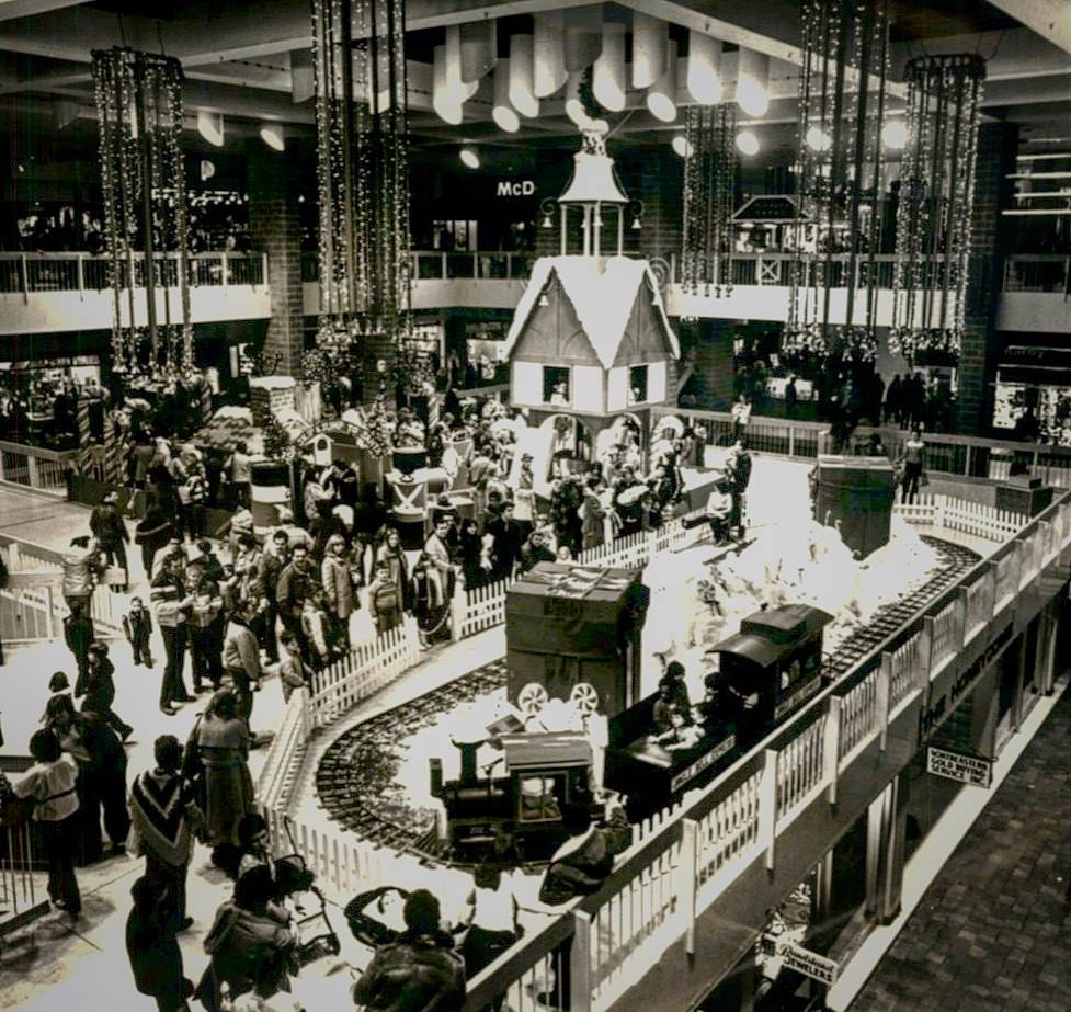 Last-Minute Shoppers At The Staten Island Mall During Christmas Season, 1980.