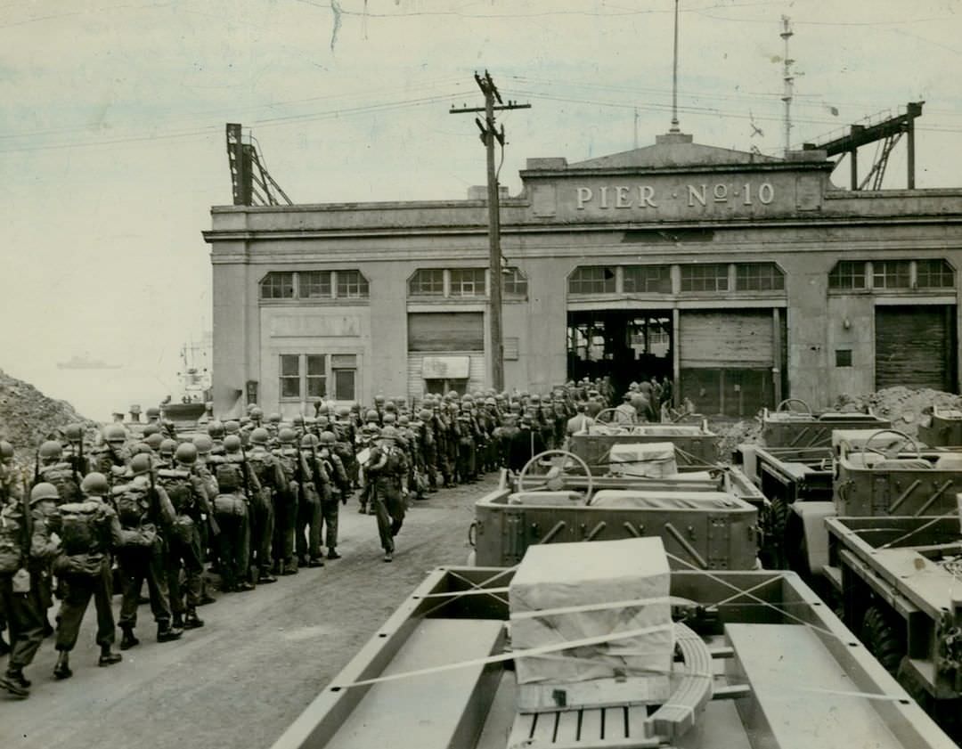 U.s. Soldiers Gather At Pier 10 On Staten Island, 1952.