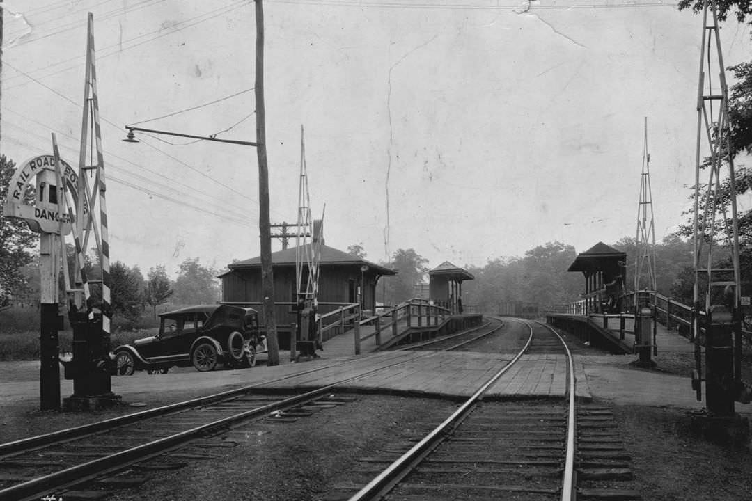 Prince'S Bay Train Station As It Looked In 1924, Allowing Cars To Cross The Tracks, 1924.