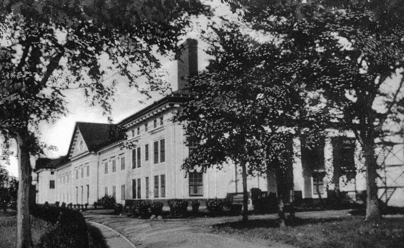 Saint Joseph'S House And Colonnade, A Private School On Staten Island, 1900.