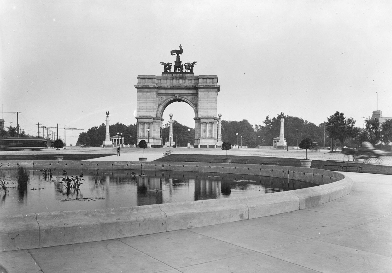 Triumphal Arch In Grand Army Plaza, Brooklyn, 1895.