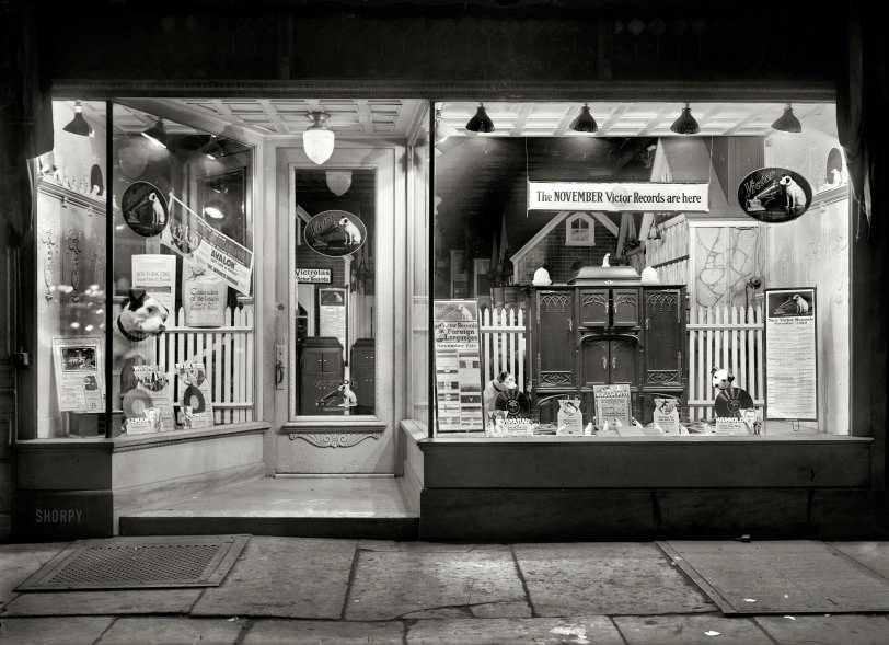 Graham Shop. Store Window Display Of The Graham Talking Machine Co. At 75 Graham Avenue In Brooklyn, New York City, 1920