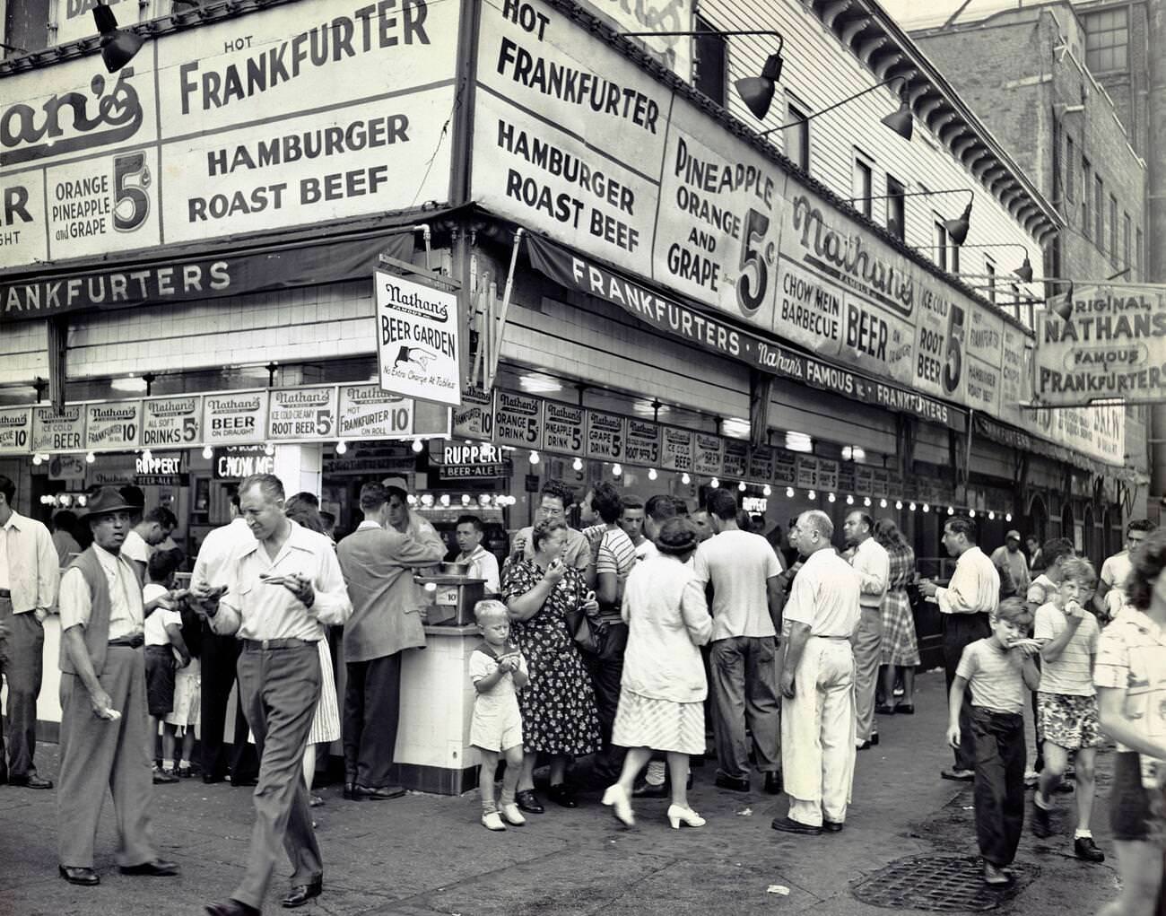 Crowd At Nathan'S, Coney Island, 1947