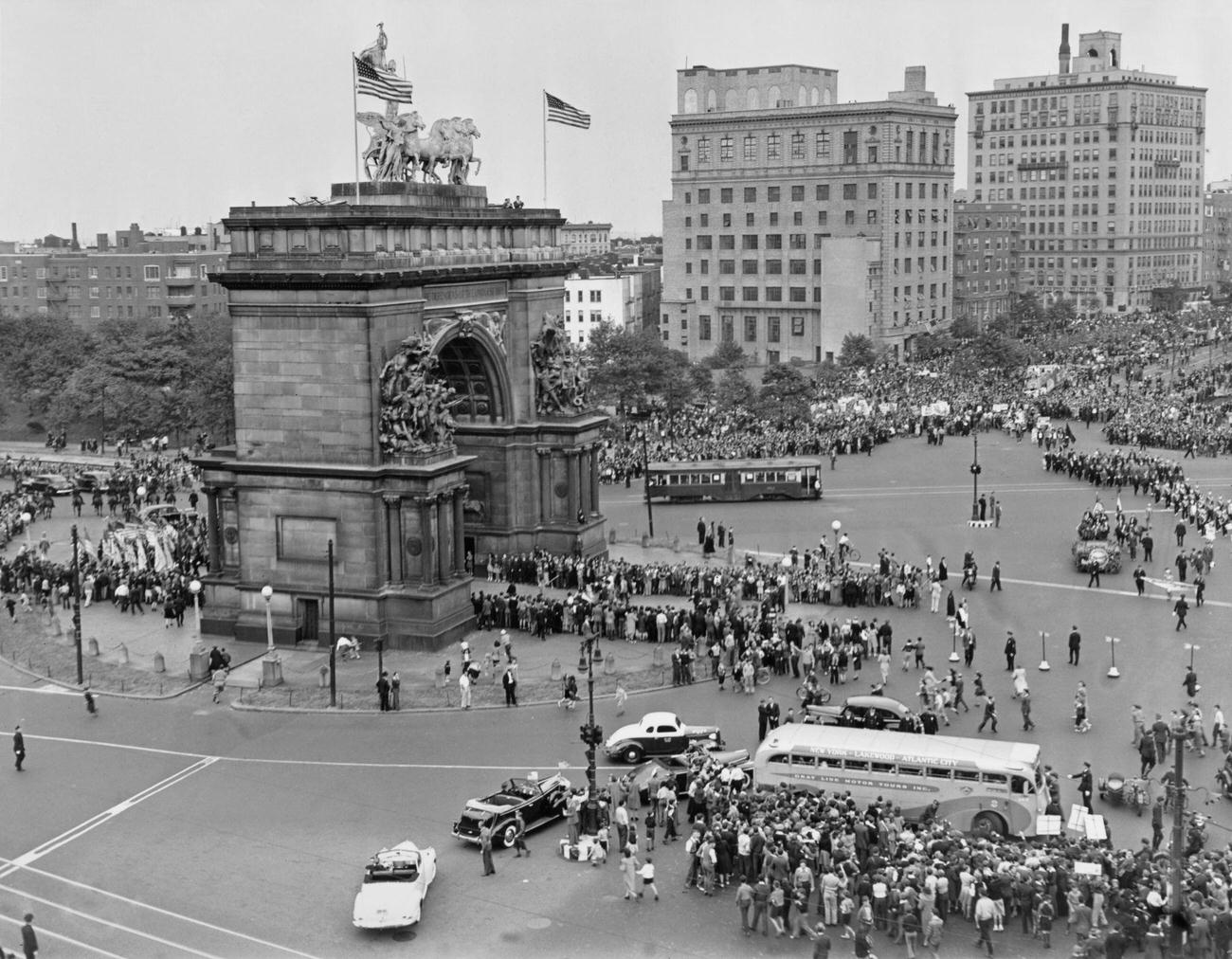 Brooklyn Dodgers Fans Celebrating Victory At Soldiers' And Sailors' Arch, Grand Army Plaza, 1941