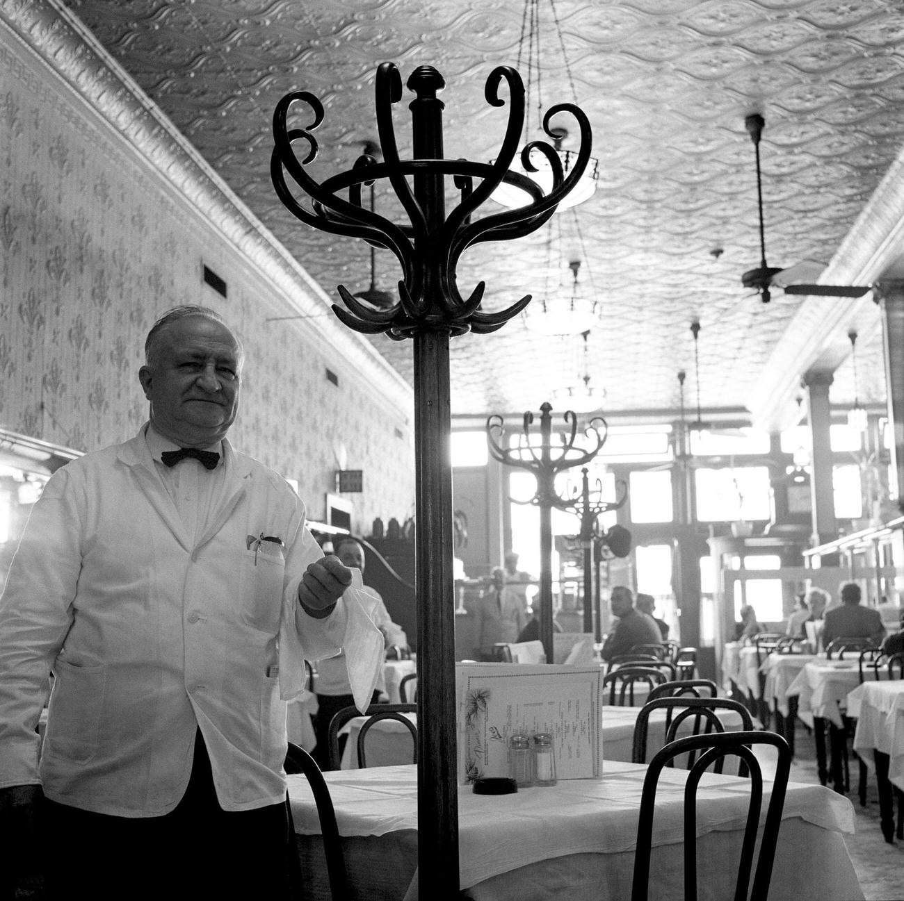 Waiter Serves Customers At Joe'S Restaurant In Brooklyn Heights, 1958.
