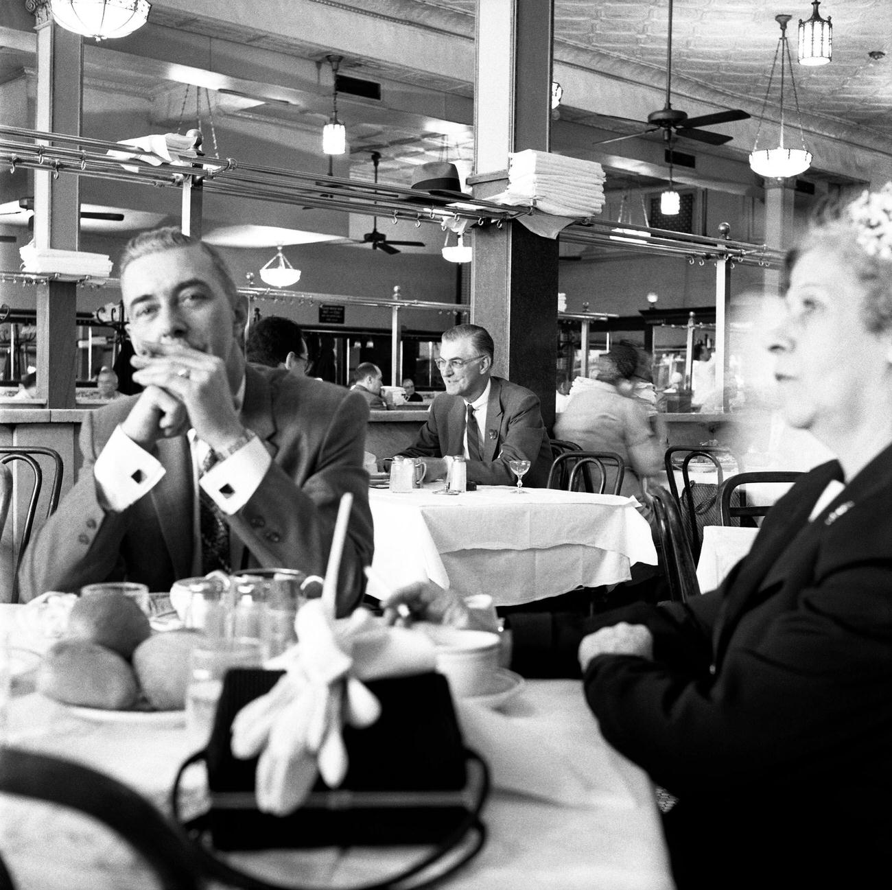 Customers Dine At Joe'S Restaurant In Brooklyn Heights, 1958.