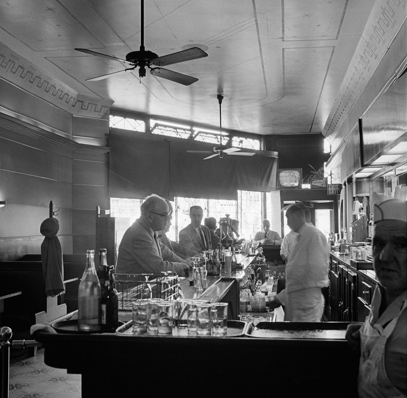 Bartenders And Customers At Joe'S Restaurant In Brooklyn Heights, 1958.