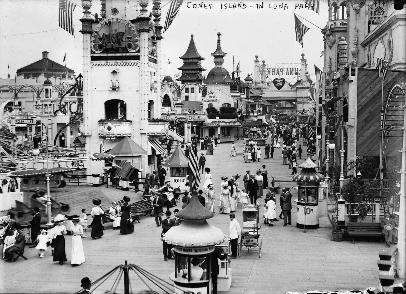 Crowds At Luna Park Amusements, Circa 1900