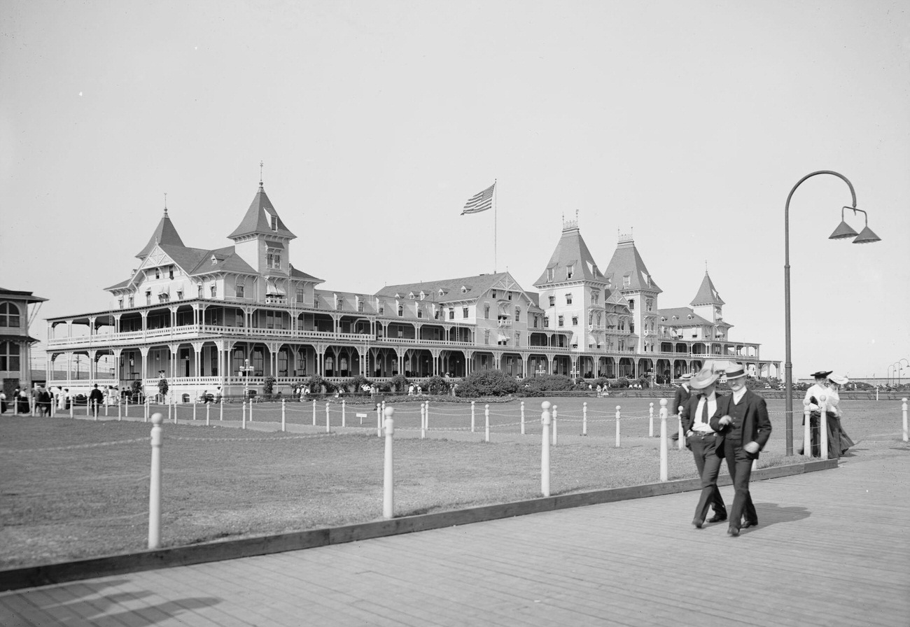 Brighton Beach Hotel In Brighton Beach, 1903