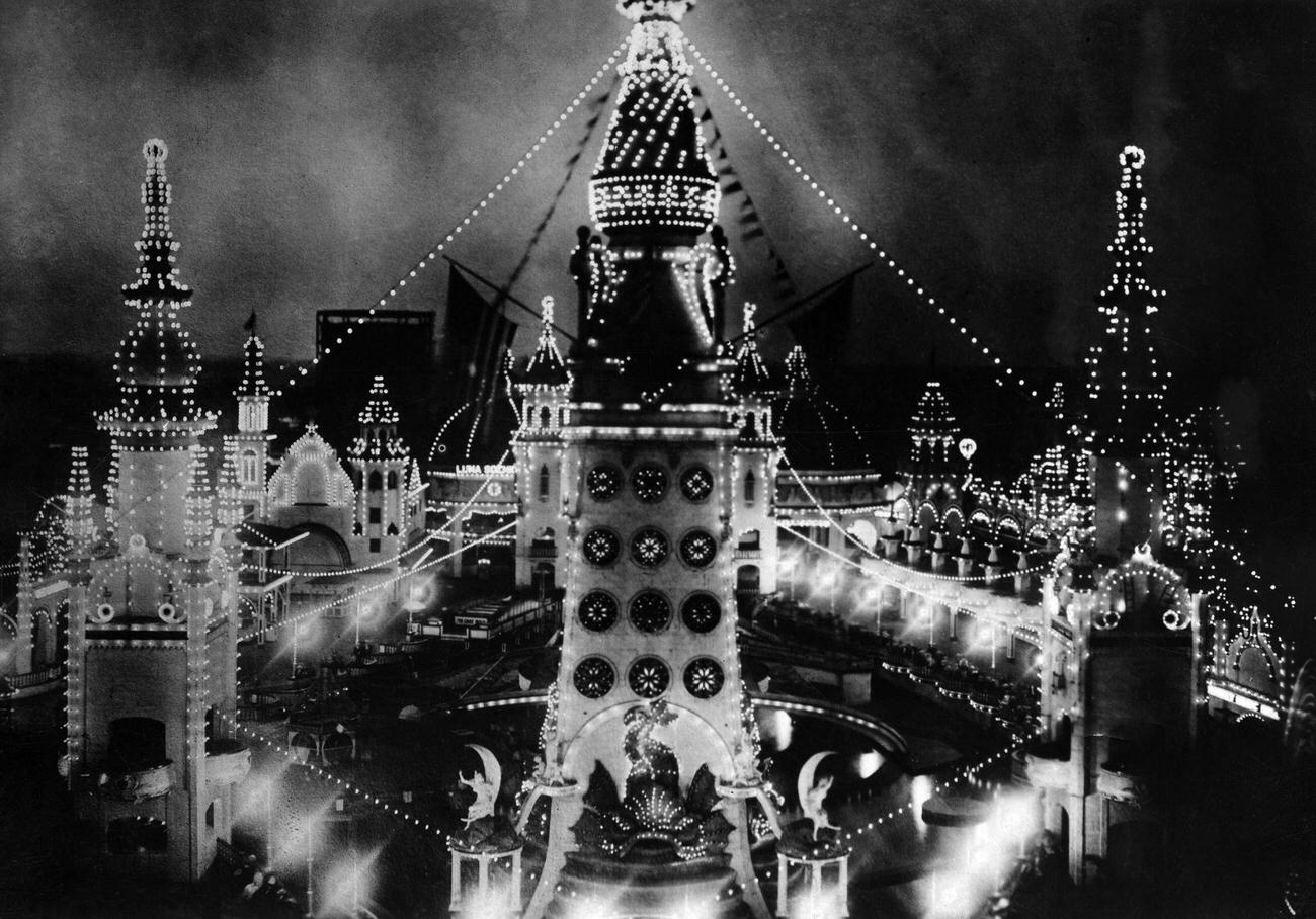 Luna Park At Night, Damaged By A Big Fire Before 1911.