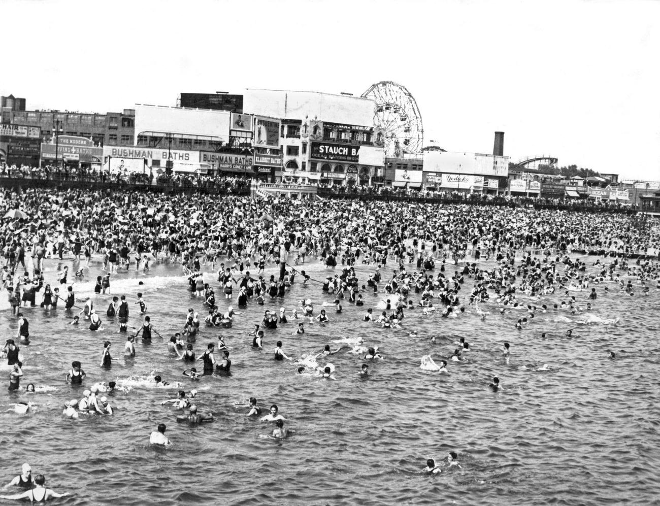 Heat Relief Sought By Huge Crowds, 1925