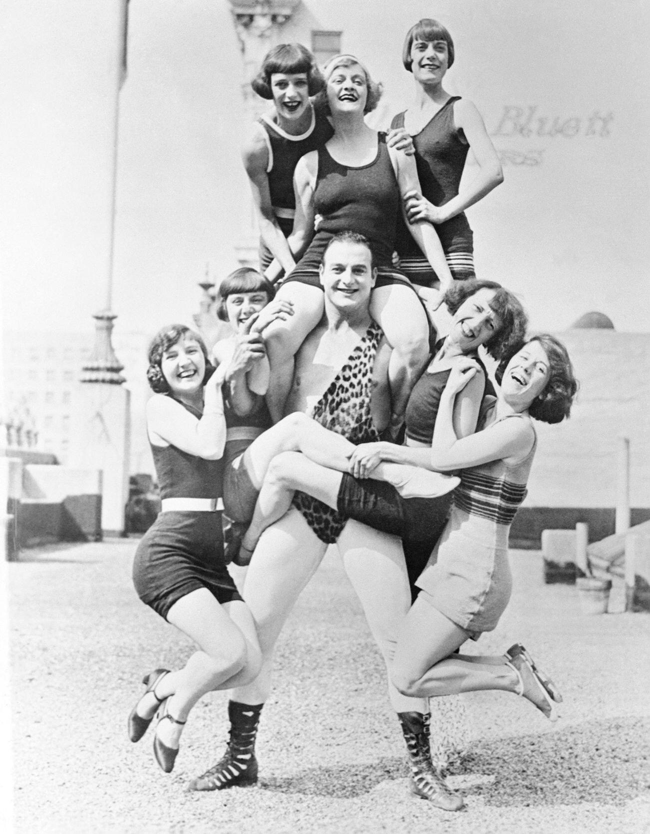 Bonomo, World'S Strongest Man, Poses With Women