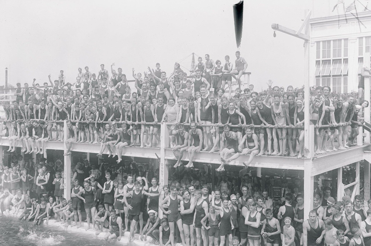 Crowd Approves Of Coney Island Beauties, 1922