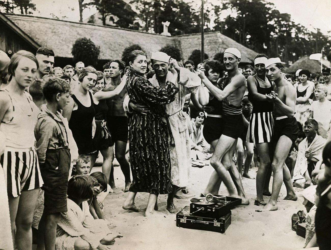 Berliners Dance To Phonograph Music On Wannsee Beach, 1920S