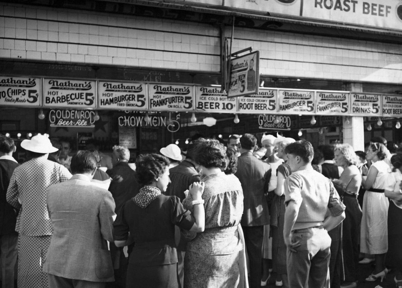 Crowd At Nathan'S Hot Dog Stand At Coney Island, 1930S