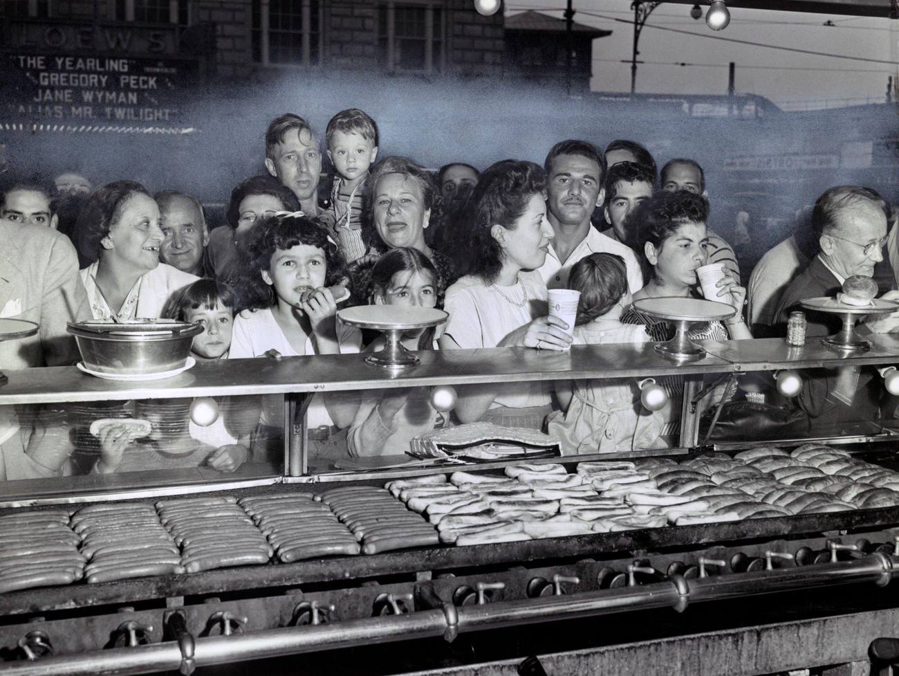 People Line Up At Nathan'S Famous Hot Dogs Counter, July 1947