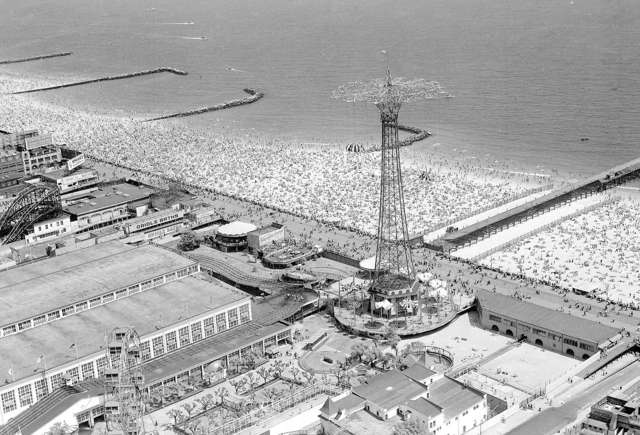 Exploring Coney Island'S Vibrant Culture In The 1940S Through Fascinating Historical Pictures