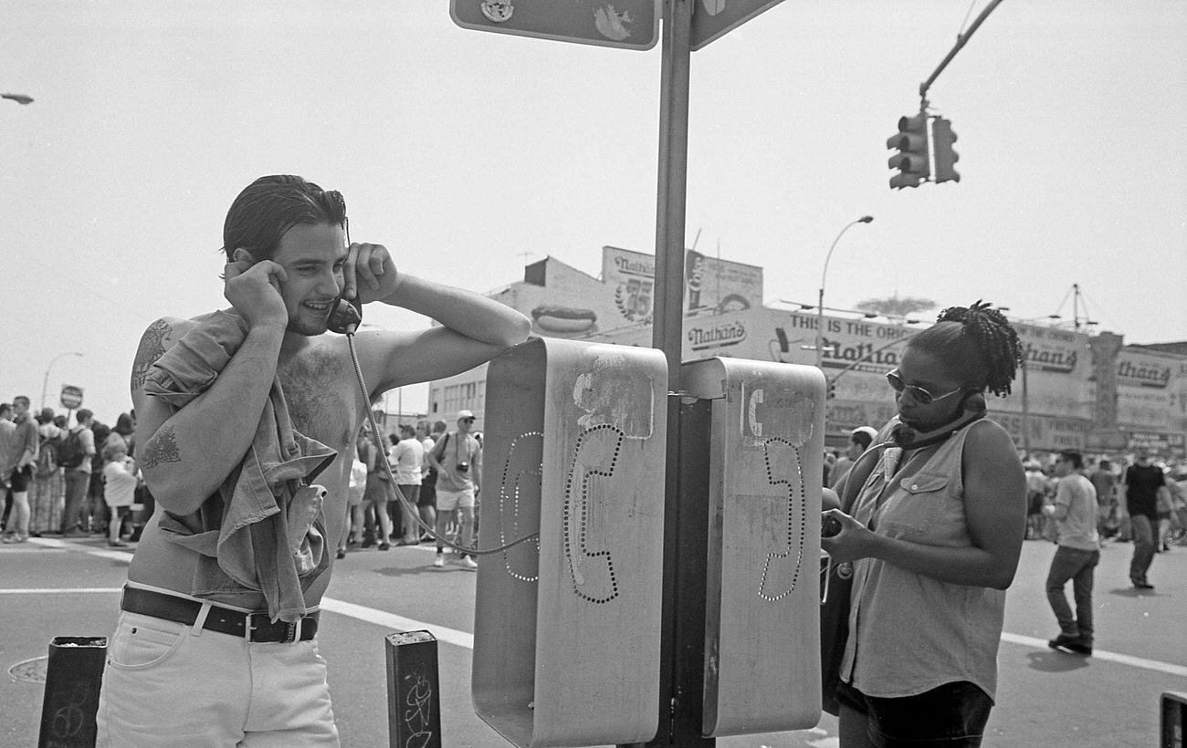 Man &Amp;Amp; Woman Use Payphones In Coney Island, 1997
