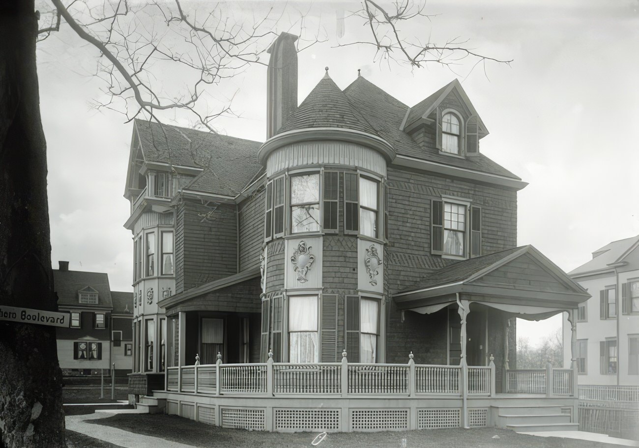 Large Wooden House On Southern Boulevard, 1890.