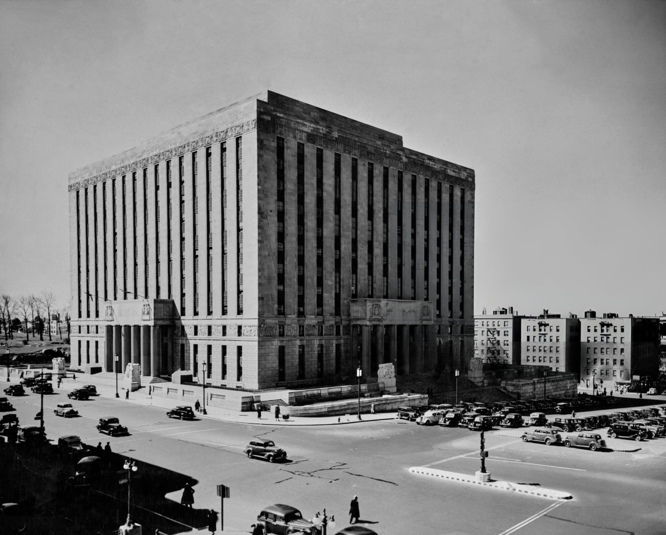 The Bronx County Courthouse, A Classical Revival Building Designed By Joseph H Freelander And Max Hausle In The Concourse And Melrose Neighborhoods, Circa 1945.
